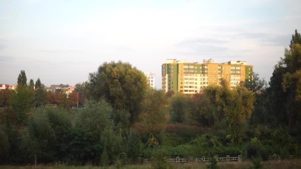 Multistorey gebouw met wisselende venster verlichting 's nachts. Meerdere verdiepingen huizen, in appartementen die oplichten van windows. Time-lapse. 4k 30 fps. — Stockvideo