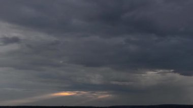 Mavi gökyüzünde beyaz kabarık bulutların hızlandırılmış klibi