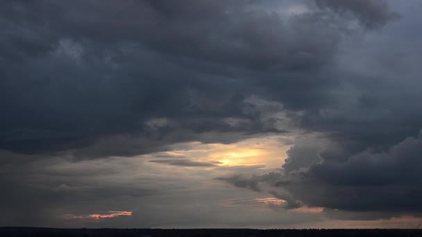 Time lapse klipp av vita fluffiga moln över blå himmel — Stockvideo