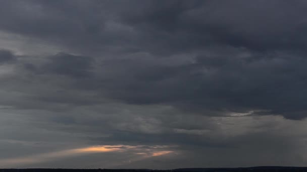 Időeltolódás fehér bolyhos felhőkről a kék ég felett — Stock videók