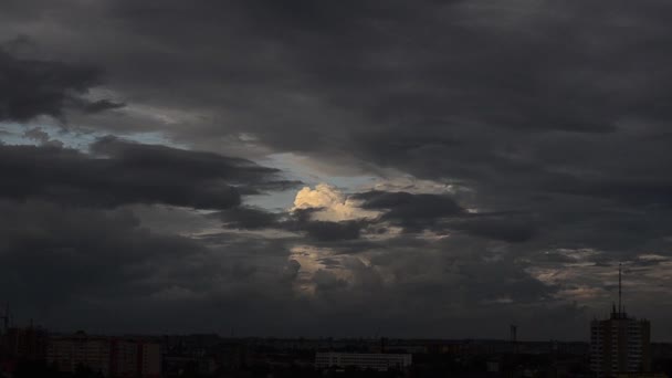 Time lapse clip van witte pluizige wolken boven de blauwe hemel — Stockvideo