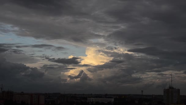 Time lapse clip of white fluffy clouds over blue sky — Stock Video