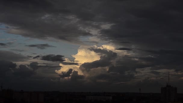 Clip de lapso de tiempo de nubes esponjosas blancas sobre el cielo azul — Vídeo de stock