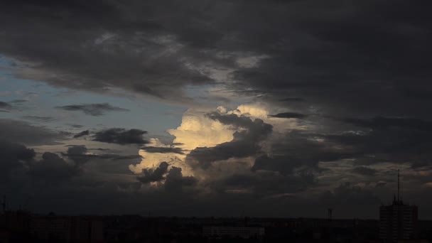 Clipe de lapso de tempo de nuvens brancas fofas sobre o céu azul — Vídeo de Stock