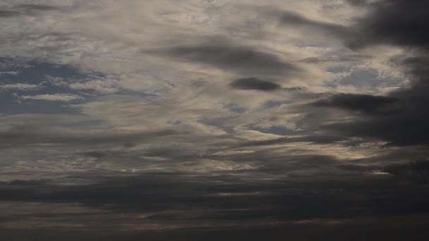 Clipe de lapso de tempo de nuvens brancas fofas sobre o céu azul — Vídeo de Stock