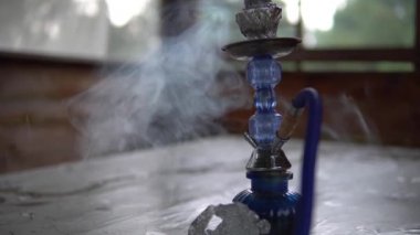 Genç şirket yerken içinde bar ve eğlenceli yaşıyor. oryantal bir restoranda iletişim bir nargile sigara. Restoranda Lübnan mutfağı.