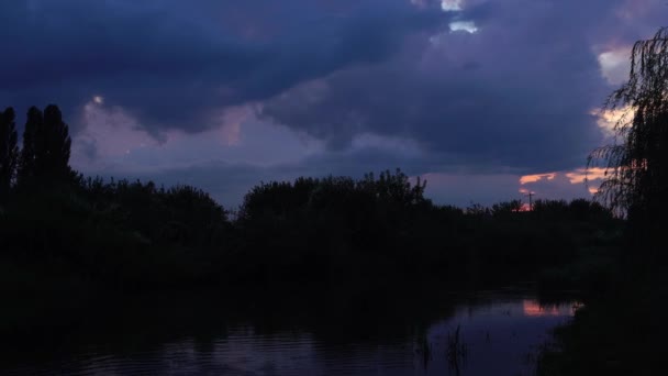 Widok z lotu ptaka: Lot nad piękną rzeką i zielonych. Zachód słońca, miękkie światło z pastelowych zachmurzone niebo. Magestic krajobraz. rozdzielczości 4 k. — Wideo stockowe