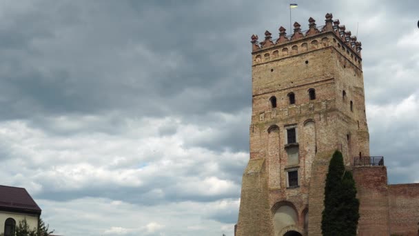 Velho castelo, nuvens tempo voltas . — Vídeo de Stock