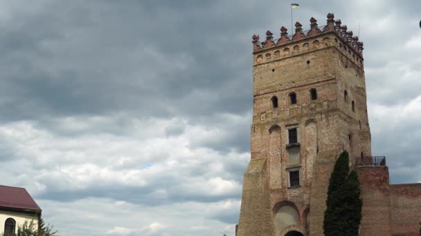 Velho castelo, nuvens tempo voltas . — Vídeo de Stock