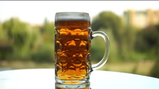 Verser de la bière légère dans du verre .