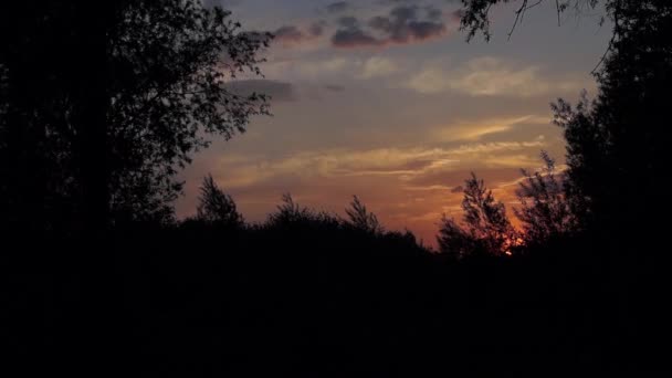 Atardecer Natural Salida del sol sobre el campo o prado. Cielo Dramático Brillante y Tierra Oscura. Paisaje rural bajo un cielo colorido escénico al amanecer del atardecer. Sol sobre horizonte, Horizonte. Colores cálidos. — Vídeo de stock