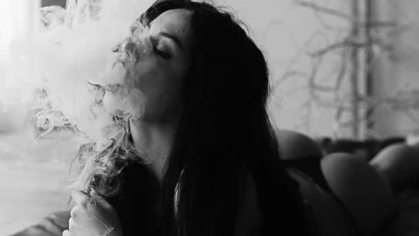 Ragazza fuma una salvietta, le sue labbra hanno rossetto rosso . — Video Stock