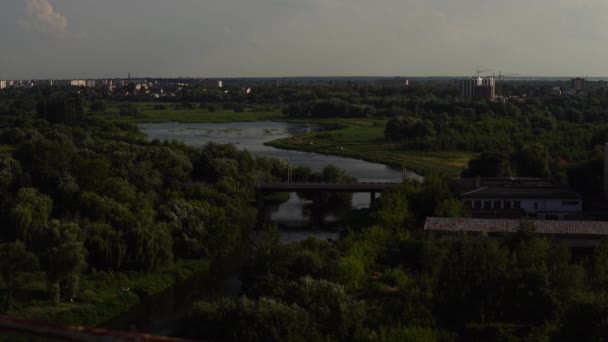 桥上的交通。21-06-2018-卢茨克, 乌克兰 — 图库视频影像