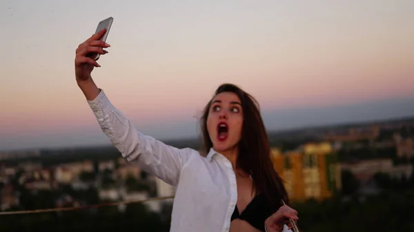 Außenporträt der schönen Mädchen, die ein Selfie auf dem Dach machen. — Stockfoto