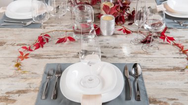 ahşap masa üzerindeki beyaz tabak tablo ayarı