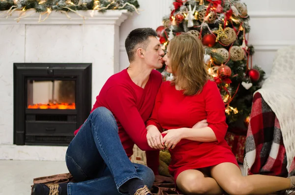 Muž žena překvapení pro Vánoce — Stock fotografie