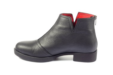 beyaz arka plan üzerinde izole sonbahar siyah ayakkabı 