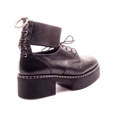 Galatasaray kadın ayakkabı, beyaz bir arka plan üzerinde ayrı tut