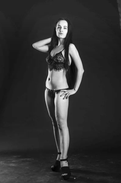 Σέξι Μελαχρινή Λινό Πυτζάμες Ποζάρει Στούντιο Σκοτεινές Φωτογραφίες Εξαιρετικό Μοντέλο — Φωτογραφία Αρχείου