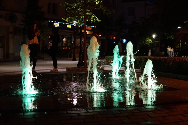 Brunnen Mit Farbenfrohen Illuminationen Der Nacht — Stockfoto