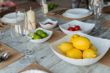 Ahşap arka plan üzerinde lavanta çiçekli güzel sofra.