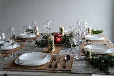 Ahşap arka plan üzerinde lavanta çiçekli güzel sofra