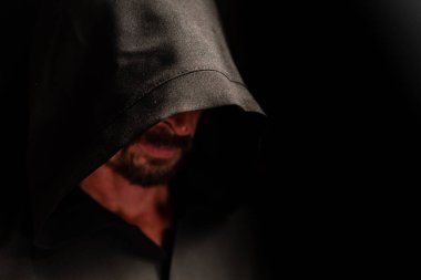 siyah pelerin içinde cesur savaşçı avarelik portresi. tarihsel bir fantezi. Cadılar Bayramı