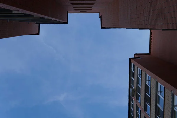 Moderno condominio edificio vero e proprio etate in città con cielo blu — Foto Stock