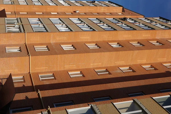 Condomínio moderno construindo etato real na cidade com céu azul — Fotografia de Stock