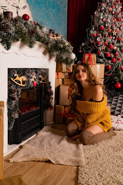 美しいクリスマス ツリー自宅近くのギフト ボックスを開く若い女性の笑みを浮かべてください 豪華なクリスマス装飾 クリスマスと新年のプレゼント — ストック写真