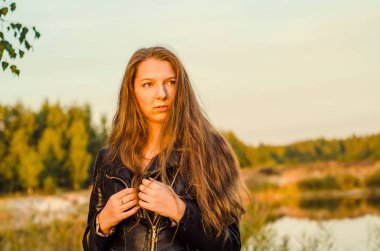 Haşhaş sahada poz posh kırmızı elbiseli güzel kız. Gün batımında haşhaş alan. İşleme sanatı.