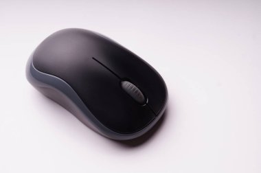 Kablosuz bilgisayar faresi beyaz arkaplanda izole edildi