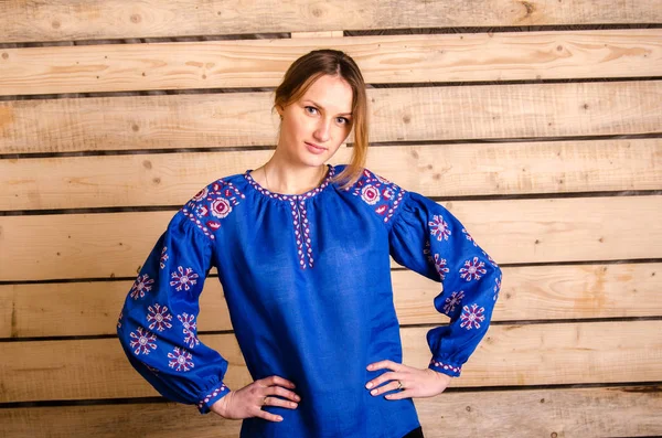 Ukrainische Bestickte Weibliche Tracht Hintergrund Holz — Stockfoto