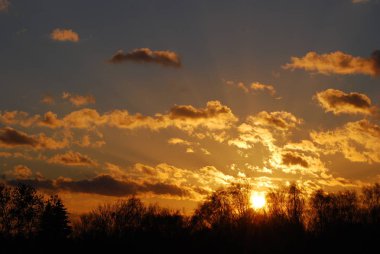 Soyut doğa arka plan. Moody pembe, mor ve mavi bulutlu gün batımı gökyüzü