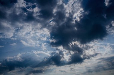 Bulutlu ve güneşli mavi gökyüzü.