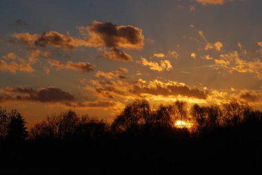 Soyut doğa arka plan. Moody pembe, mor ve mavi bulutlu gün batımı gökyüzü