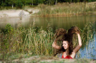 Kırmızı elbiseli genç kadın. Temiz hava.