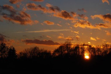 Soyut doğa arka plan. Moody pembe, mor ve mavi bulutlu gün batımı gökyüzü