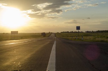 Yolun üzerinde gündoğumu