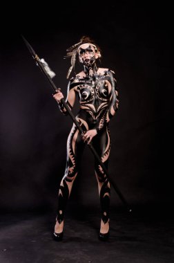 savaşçı kadın suretinde siyah boya ile kız boyalı