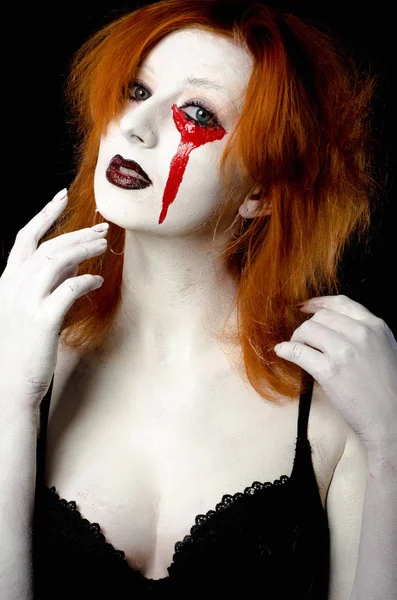 Gyönyörű fiatal nő, mint a szexi vámpír halloween portré — Stock Fotó
