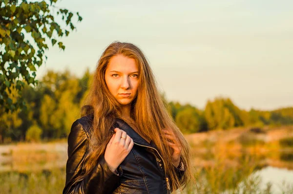 Hermosa chica en un vestido rojo elegante posando en un campo de amapola. Campo de amapola al atardecer. Procesamiento artístico. Puesta de sol —  Fotos de Stock