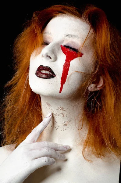 Bela jovem mulher como sexy vampiro halloween retrato — Fotografia de Stock