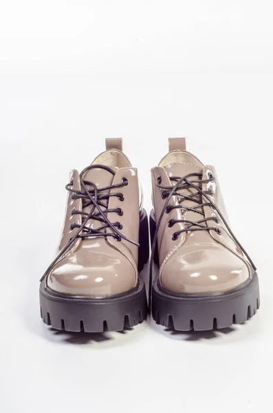 Mulher plana foto sapatos pretos isolados no fundo branco — Fotografia de Stock