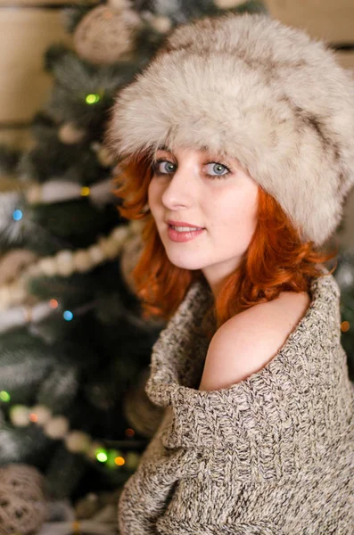 Bir Yeni Yıl güzel seksi kızıl kız — Stok fotoğraf