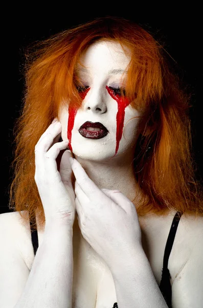 Belle jeune femme comme sexy vampire halloween portrait — Photo