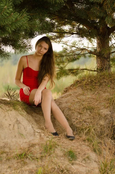 Jovem mulher em vestido vermelho natureza ar fresco — Fotografia de Stock