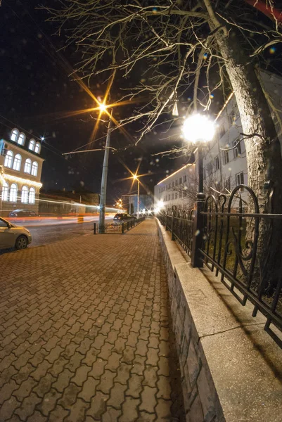 Éjszakai táj az utcán Bohdan Khmelnytsky város Lutsk — Stock Fotó