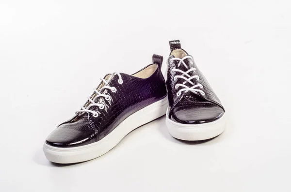 Mulher plana foto sapatos pretos isolados no fundo branco — Fotografia de Stock