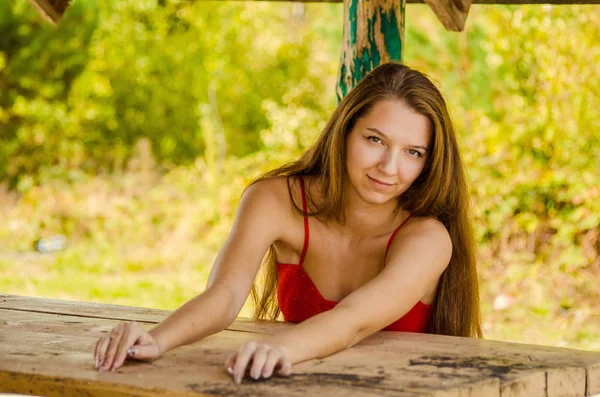 Giovane donna in abito rosso natura aria fresca — Foto Stock